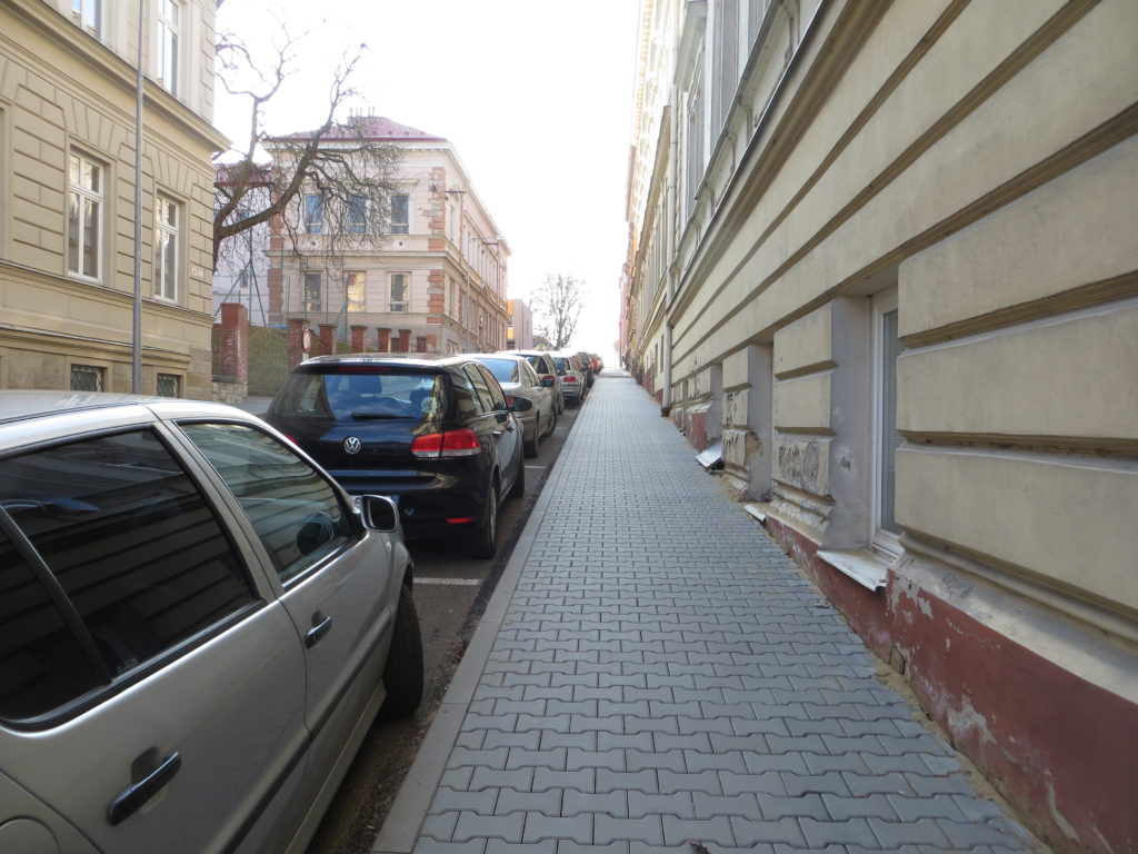 Opravený chodník ve Slovanské ulici