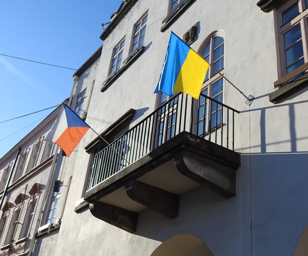 vlajky ČR a Ukrajiny na radniční věži