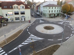 Nový kruhový objezd na ulici G. Hlaďo