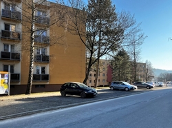 Město dokončilo parkoviště na Dlouhé, vzniklo 47 nových parkovacích míst