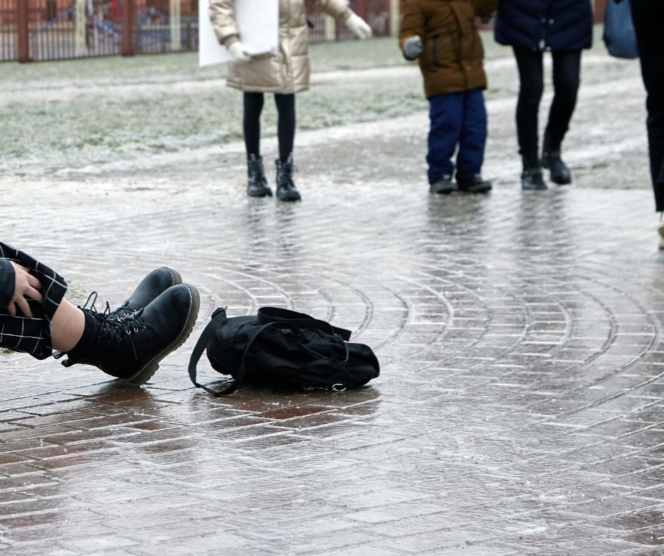 Zledovatělý chodník a pád