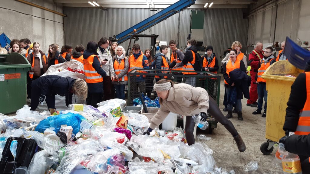 Studenti Ludwigsburgu třídí odpad v separačním dvoře v areálu Technických služeb města 