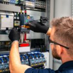 Muž spravující elektrické pojistky