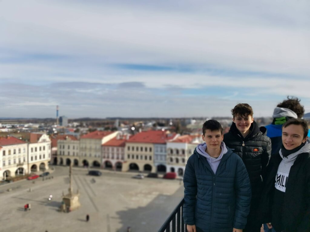 Tři studenti gymnázia Ludwigsburgu na radniční věži