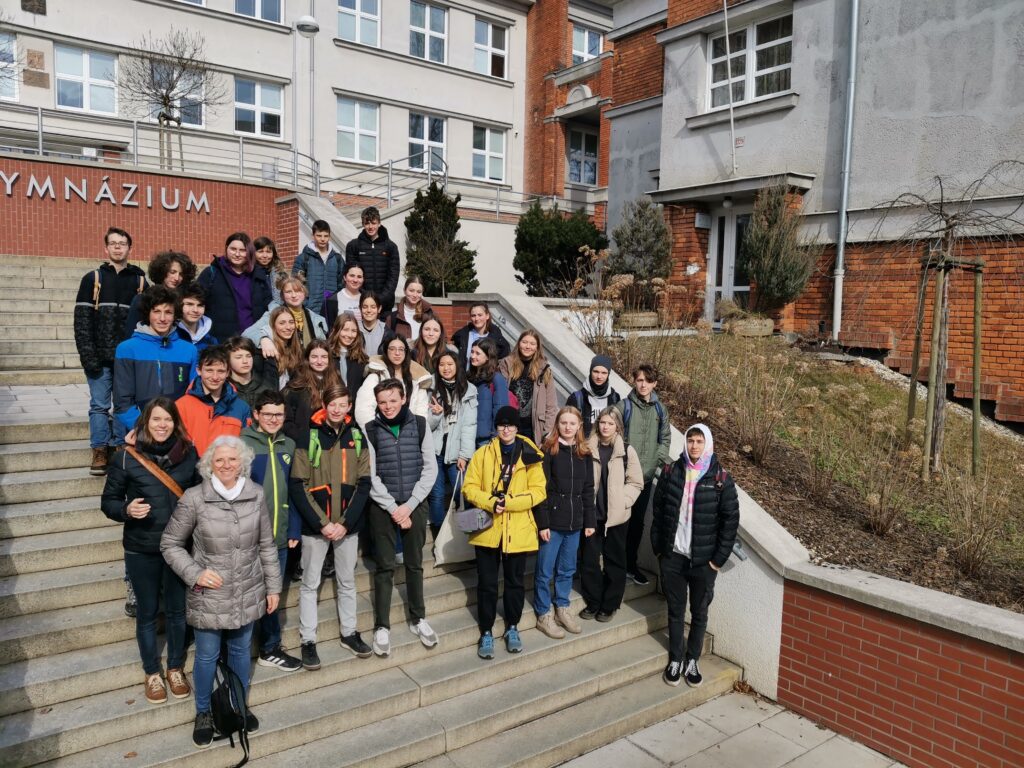 Studenti Ludwigsburgu na schodech před gymnáziem Nový Jičín
