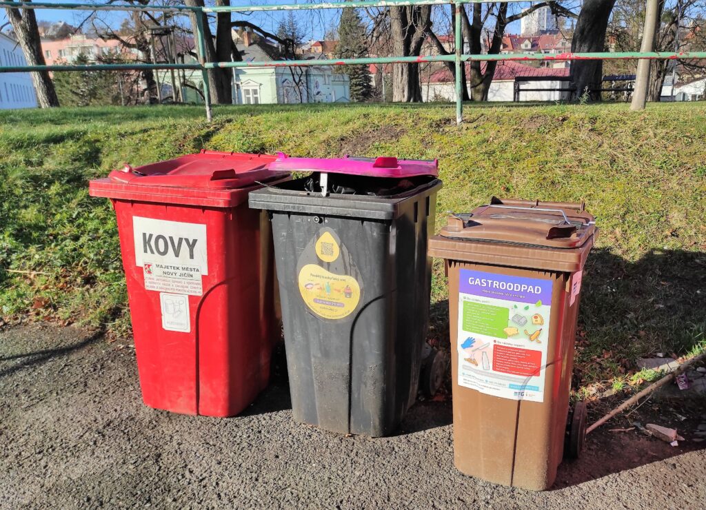 3 nádoby na odpad - červená na kovy, černá s růžovým víkem na použitý olej a hnědá na gastroodpad