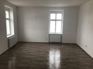 Prázdná místnost v bytě na ulici Resslova