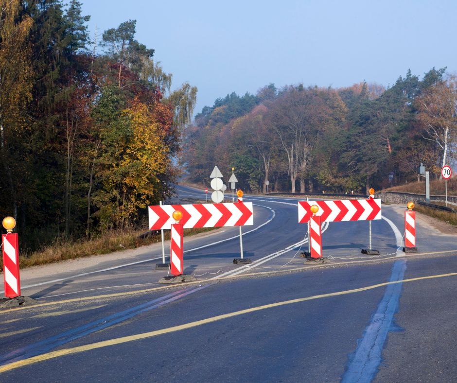 Cesta se značkami odkloňujícími dopravu značící uzávěrku