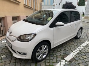 Škoda Citigo na parkovišti za budovou radnice