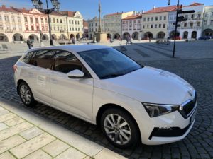 Škoda Scala stojící před budovou radnice