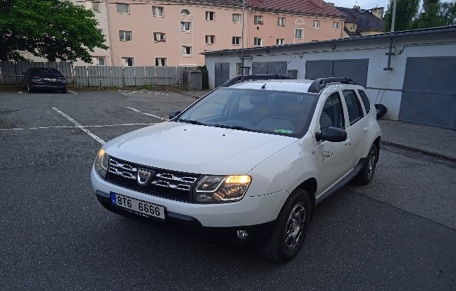 Pohled zepředu na vůz Dacia Duster u garáží na Divadelní 8