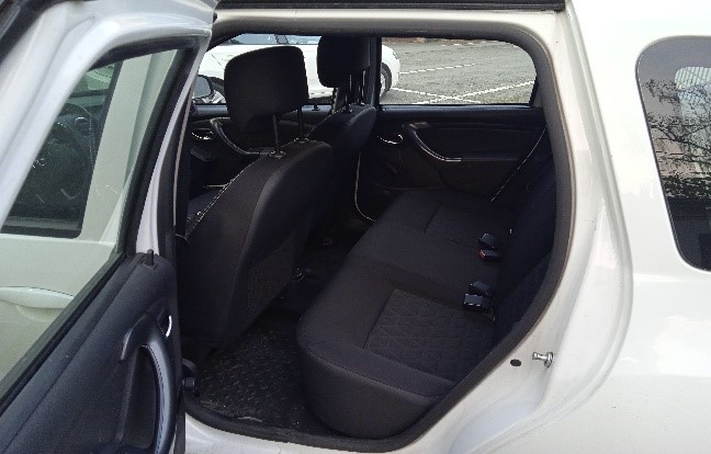Pohled dovnitř na sedadla vozu Dacia Duster u garáží na Divadelní 8