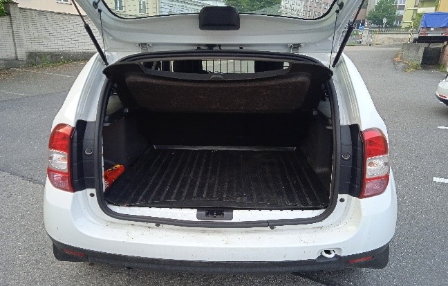 Pohled zezadu do kufru vozu Dacia Duster u garáží na Divadelní 8