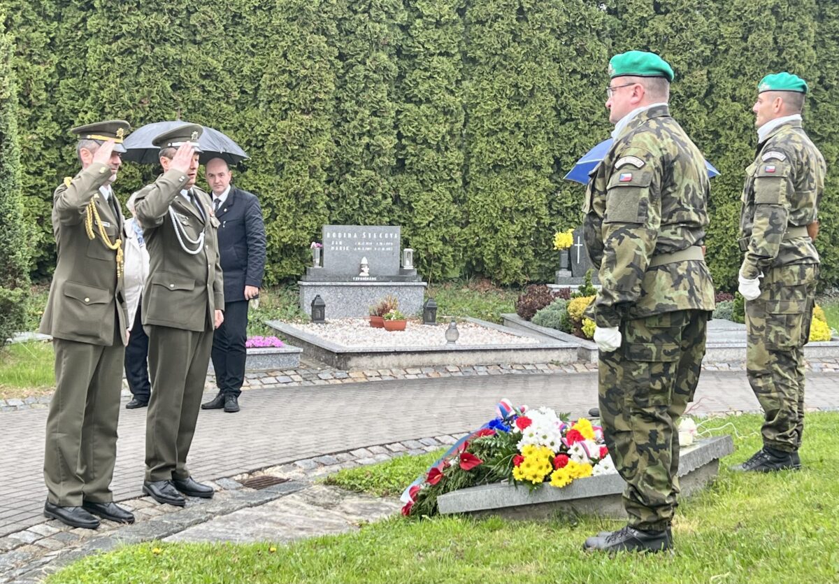 Zástupci Československé obce legionářské na hřbitově v Novém Jičíně u příležitosti dne vítězství