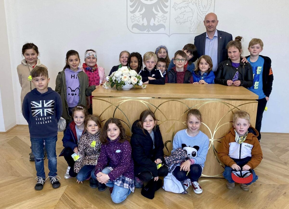 Děti z 1. - 3. třídy Montessori základní školy Tyršova se starostou města Stanislavem Kopeckým v obřadní síni radnice