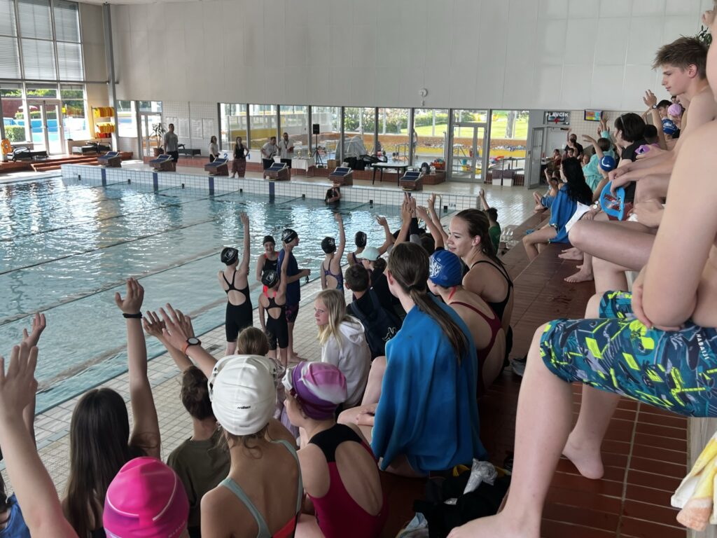 žáci fandí plavcům na novojičínském bazéně