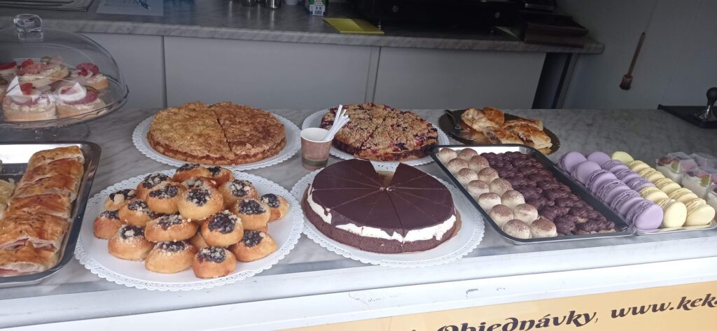 Různé druhy koláčů a jiných dezertů z nabídky kavárny