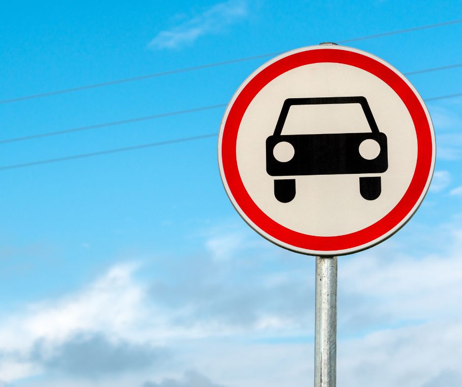 Značka zákaz vjezdu osobních automobilů a nebe v pozadí