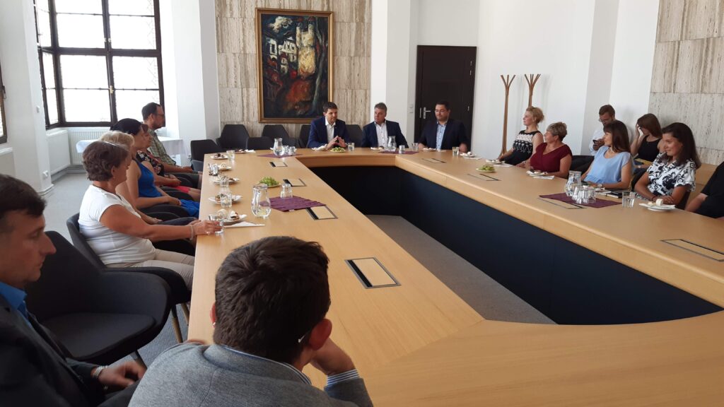 Ministr Hladík během diskuze s pracovníky městského úřadu v zasedací místnosti radnice