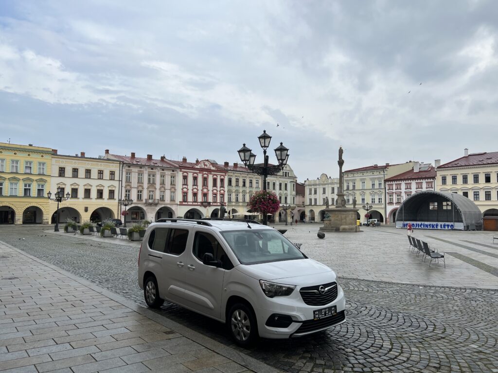 Nový automobil na Masarykově náměstí