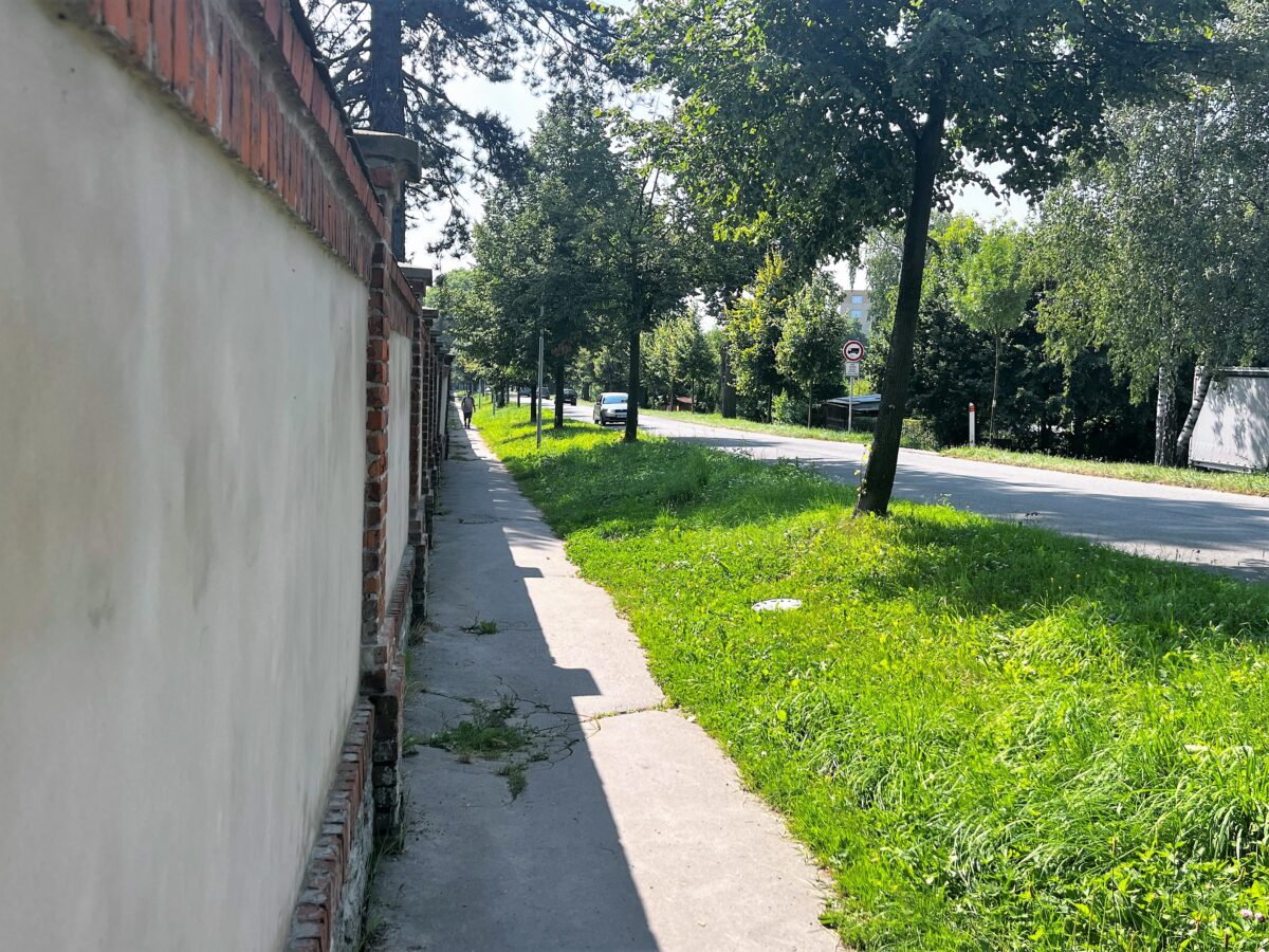Chodník podél hřbitovní zdi