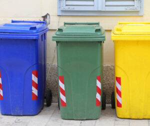 Tři barevné popelnice na třídění odpadu