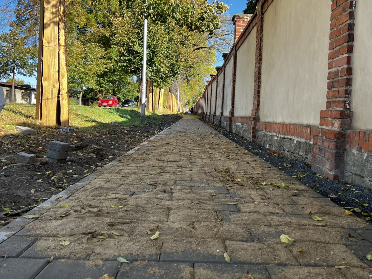 Nově vybudovaný chodník podél hřbitovní zdi