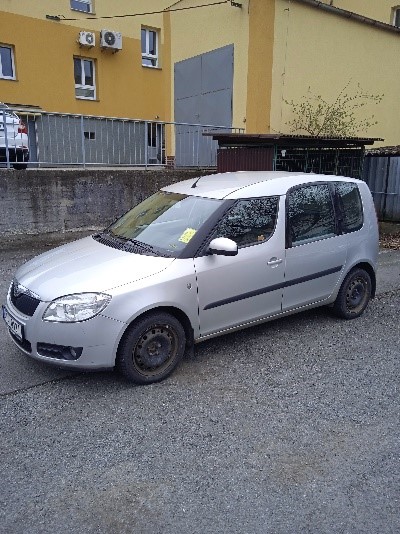 Pohled na auto Škoda Roomster stříbrné barvy z boku