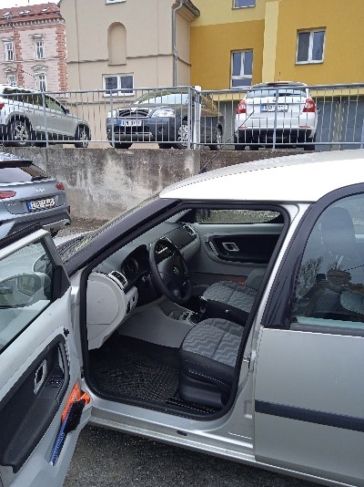 Pohled na auto Škoda Roomster stříbrné barvy za volant