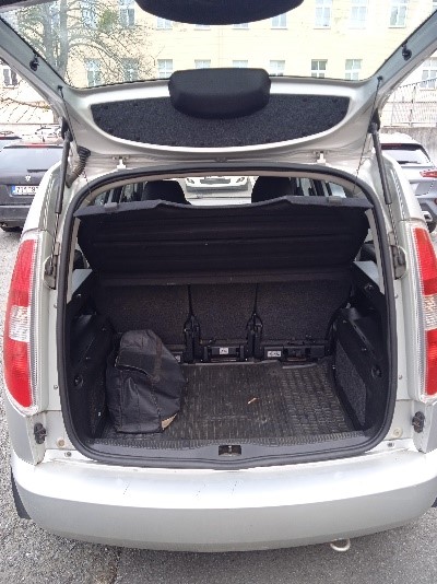 Pohled na auto Škoda Roomster stříbrné barvy do kufru