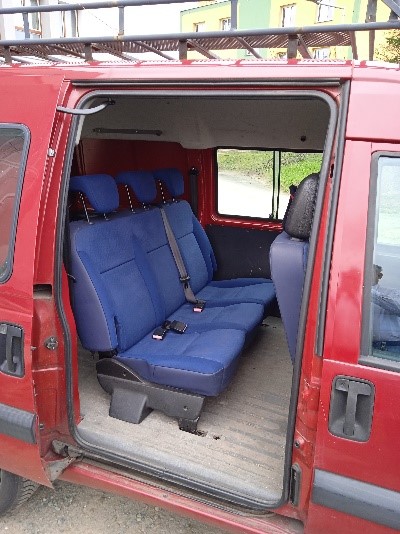 Pohled na vozidlo Citroen Jumpy červené barvy na zadní sedačky