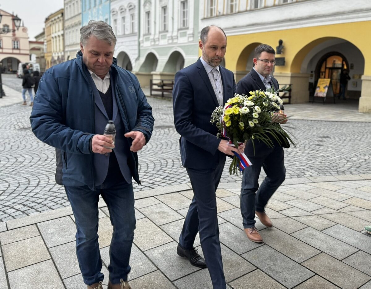 Zástupci vedení města pokládají kytici k pamětní desce