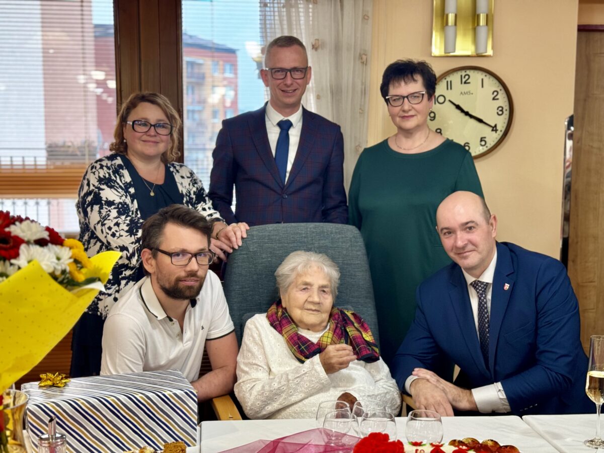 Zleva dole starosta Mořkova, paní Anna Geryková, starosta Nového Jičína, zleva nahoře D. Jančálková, Jiří Navrátil a Ivana Váňová