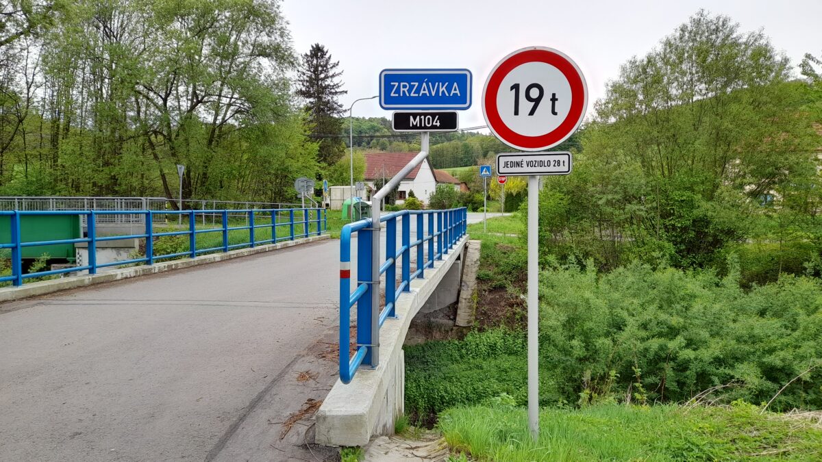 značení mostu přes Zrzávku