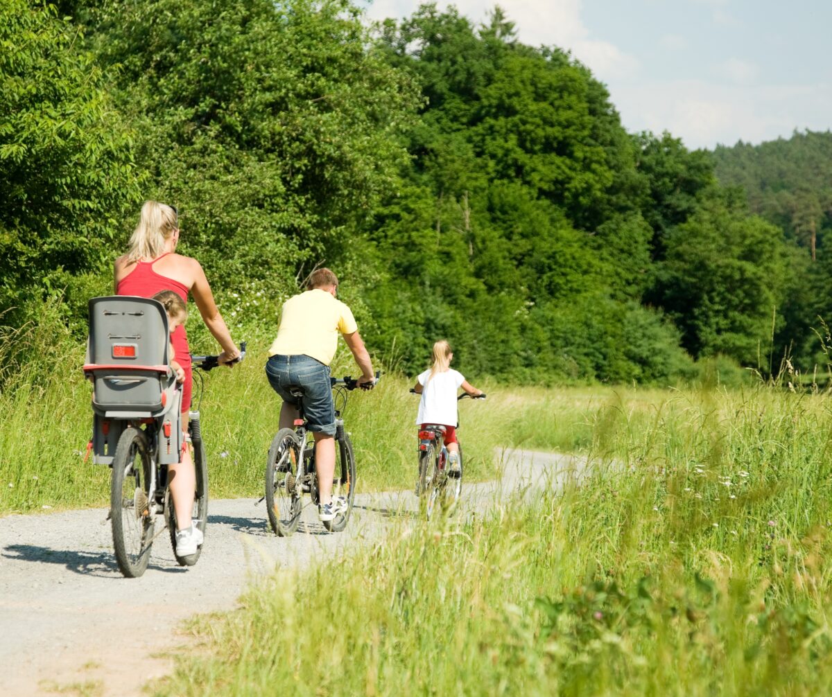 cyklisté v přírodě na kole