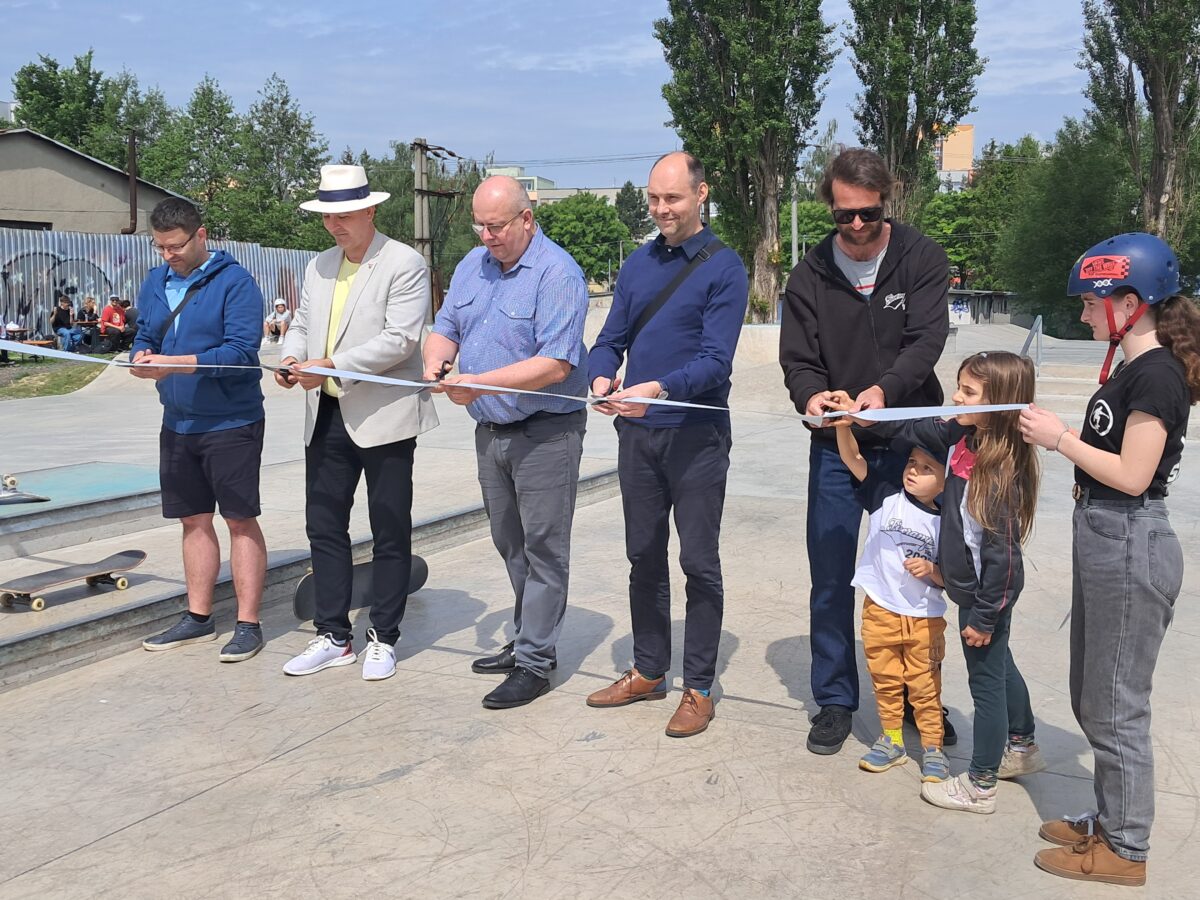 Vedení města přestřihává pásku při slavnostním otevření skateparku