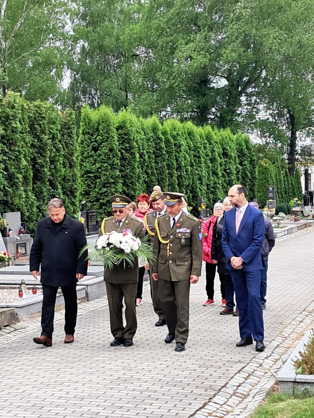 položení květin u pomníku obětem válek
