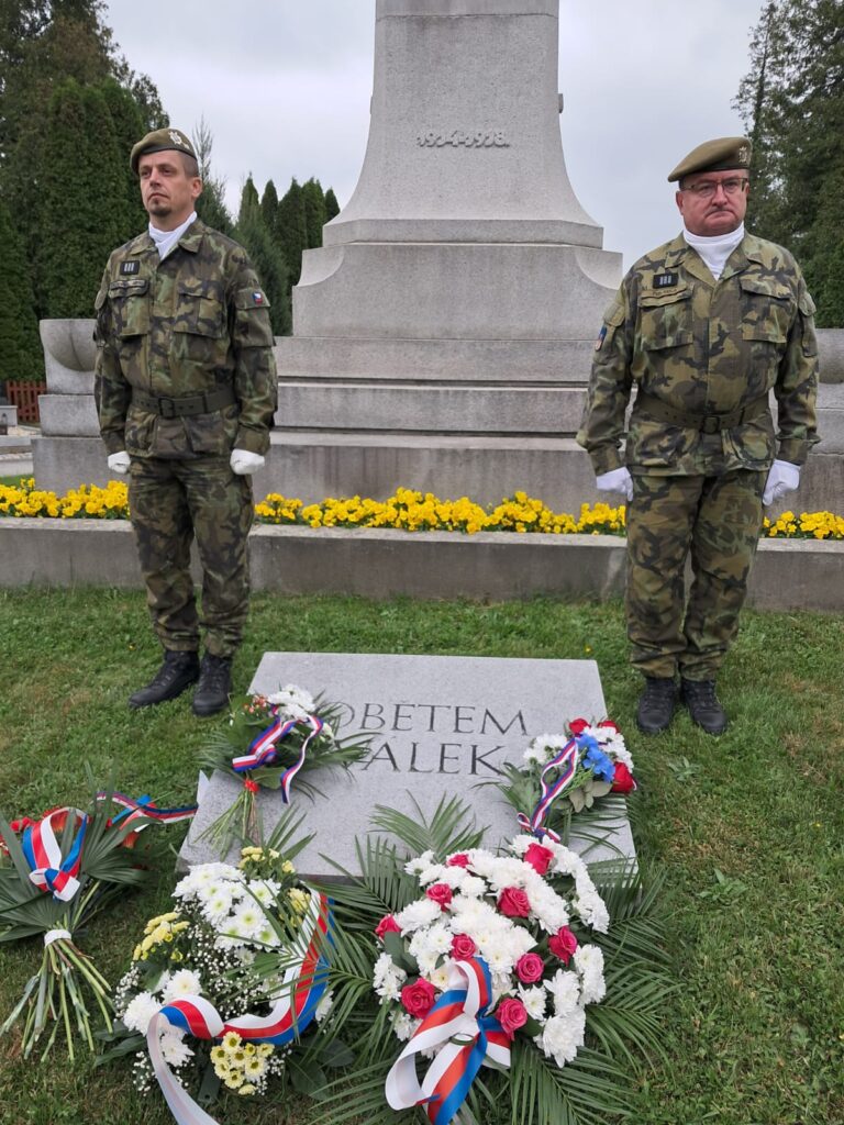 čestná stráž vojáků u pomníku obětem válek