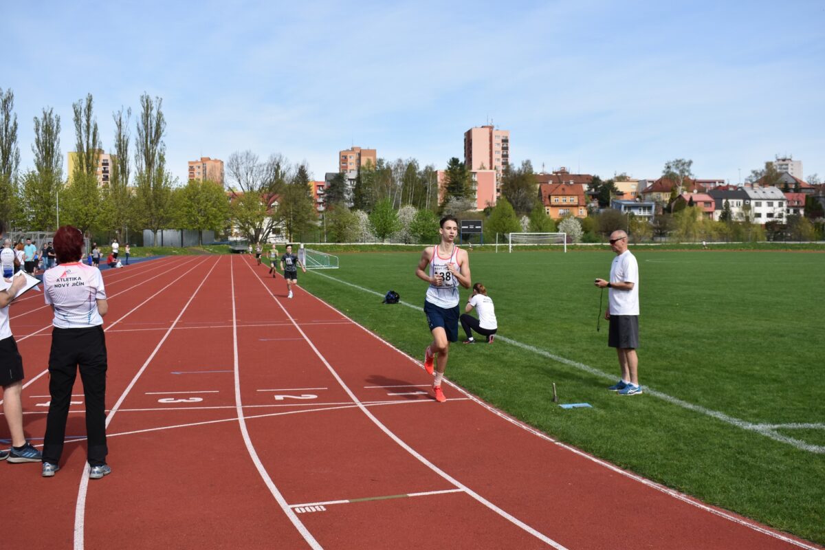 běžci na atletickém oválu NJ