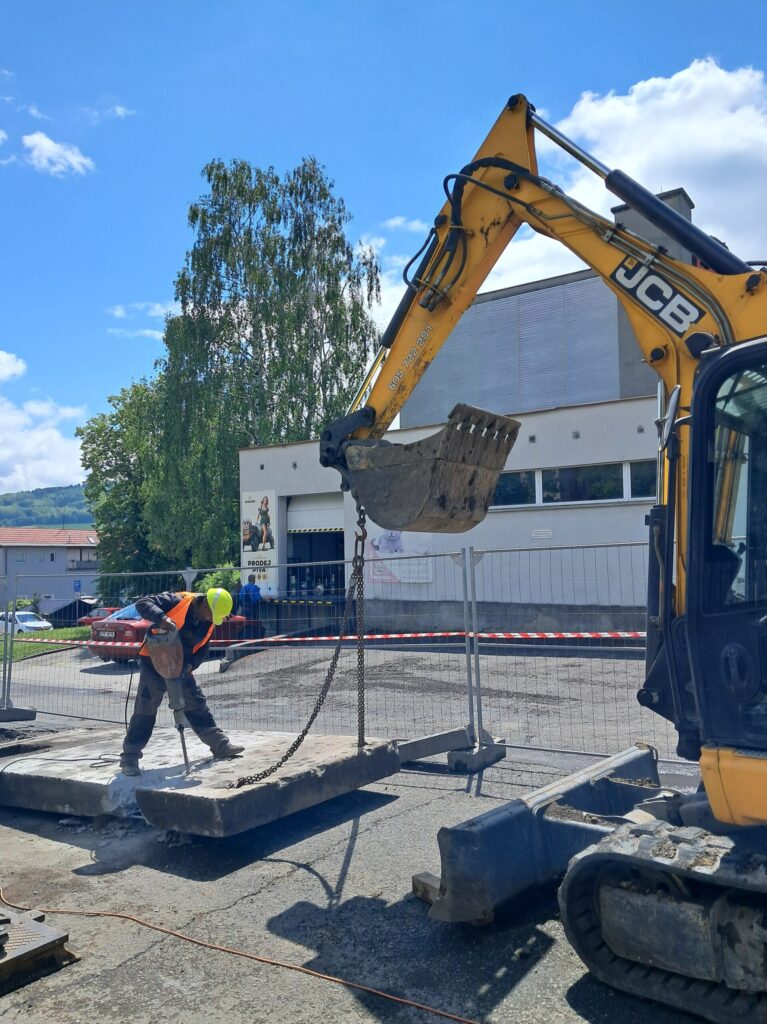 bourání starého teplovodu v ulici Za Korunou