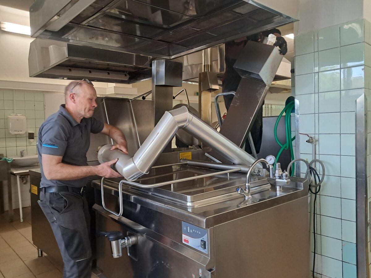 Demontáž původního vybavení školní kuchyně