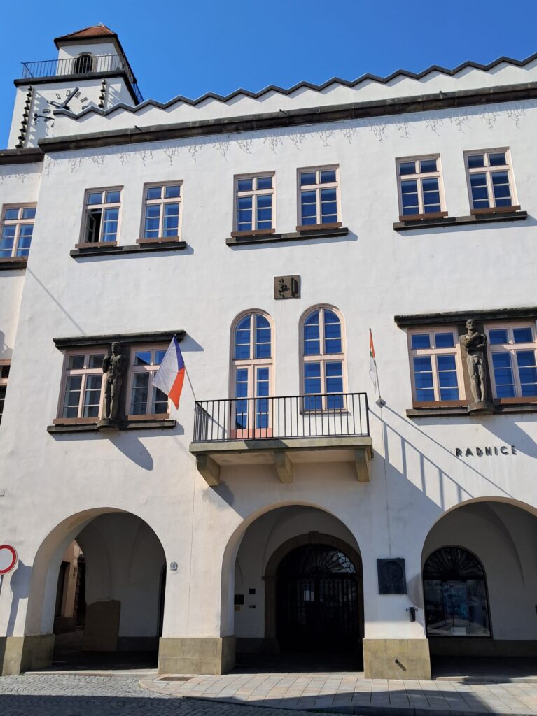 čelní strana radnice s kamennými prvky