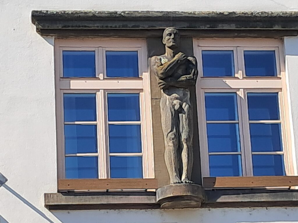socha na čelní straně radnice