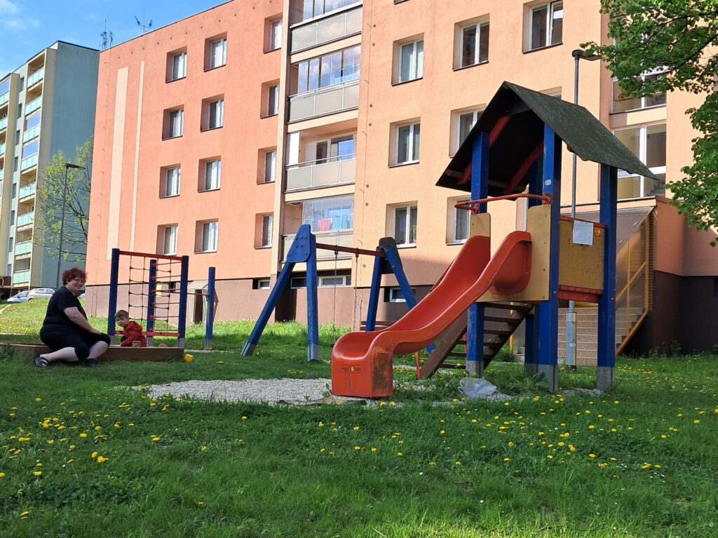 pohled na stávající hřiště na sídlišti Nerudova