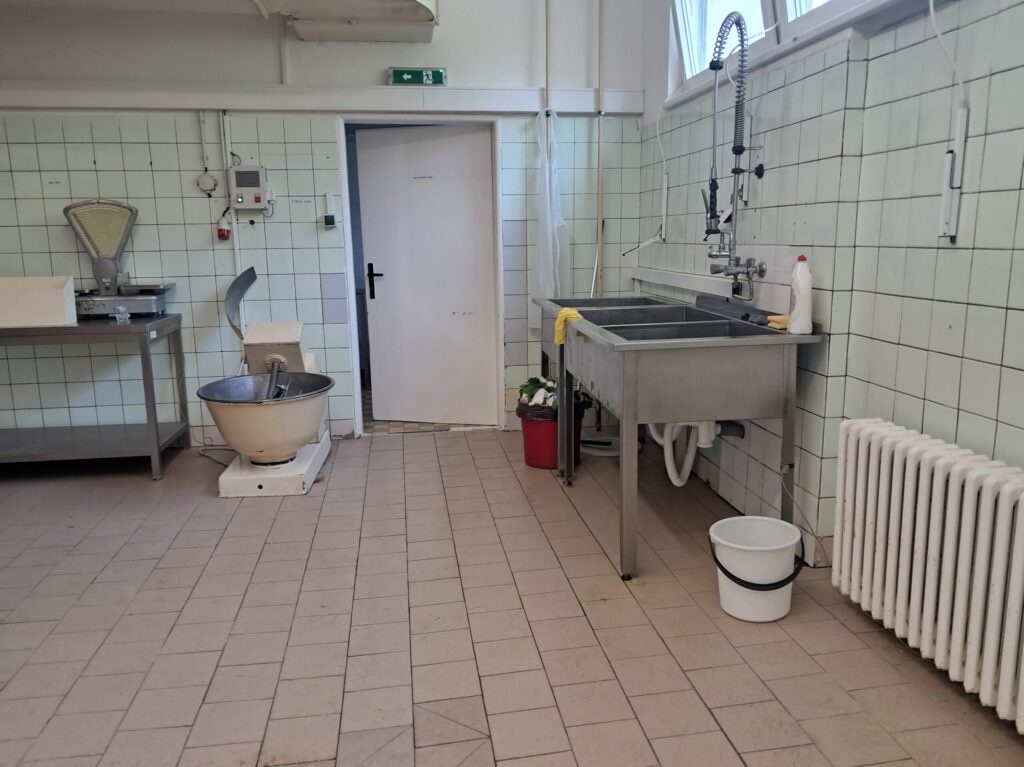 Téměř vyklizené prostory a zbývající kusy starého vybavení školní kuchyně