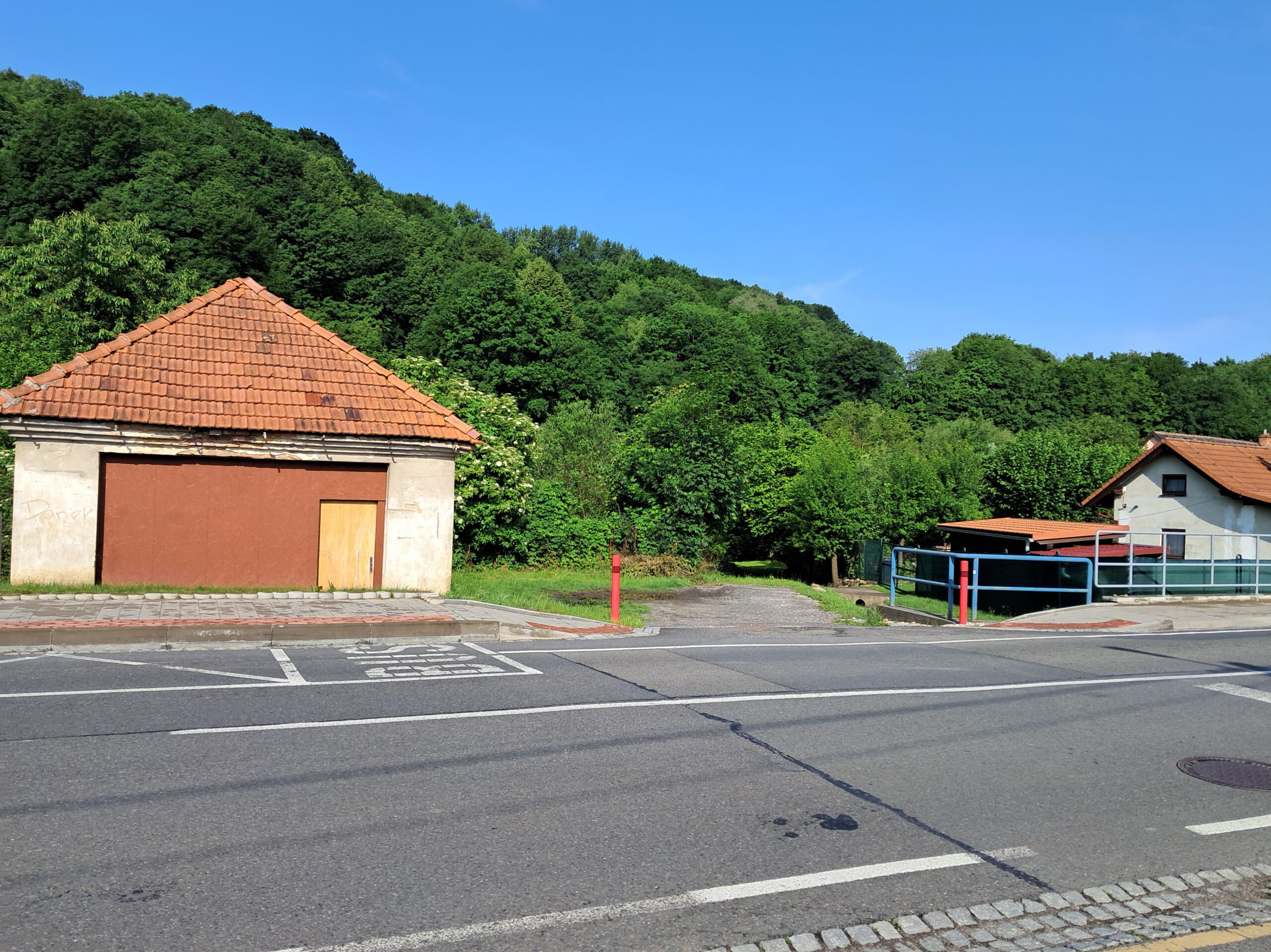 místo, kde bude vystavěna nová provizorní lávka přes Jičínku