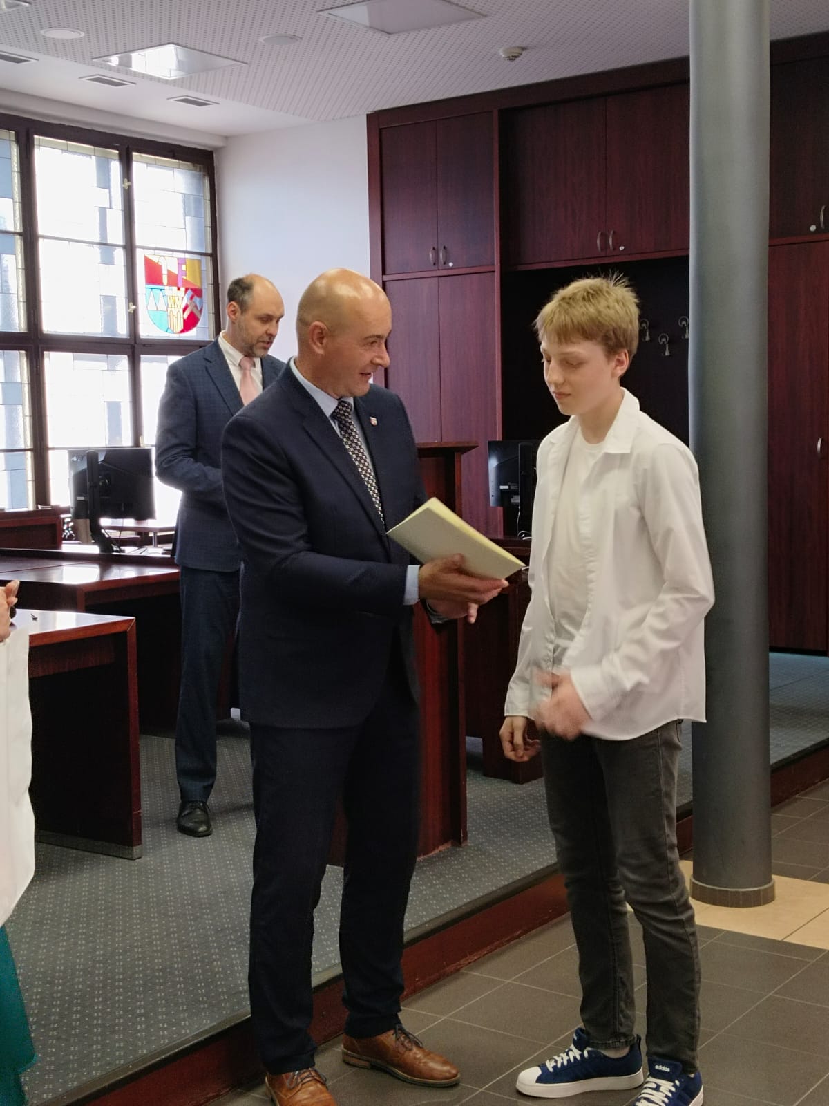 Jeden z oceněných žáků se starostou města Stanislavem Kopeckým