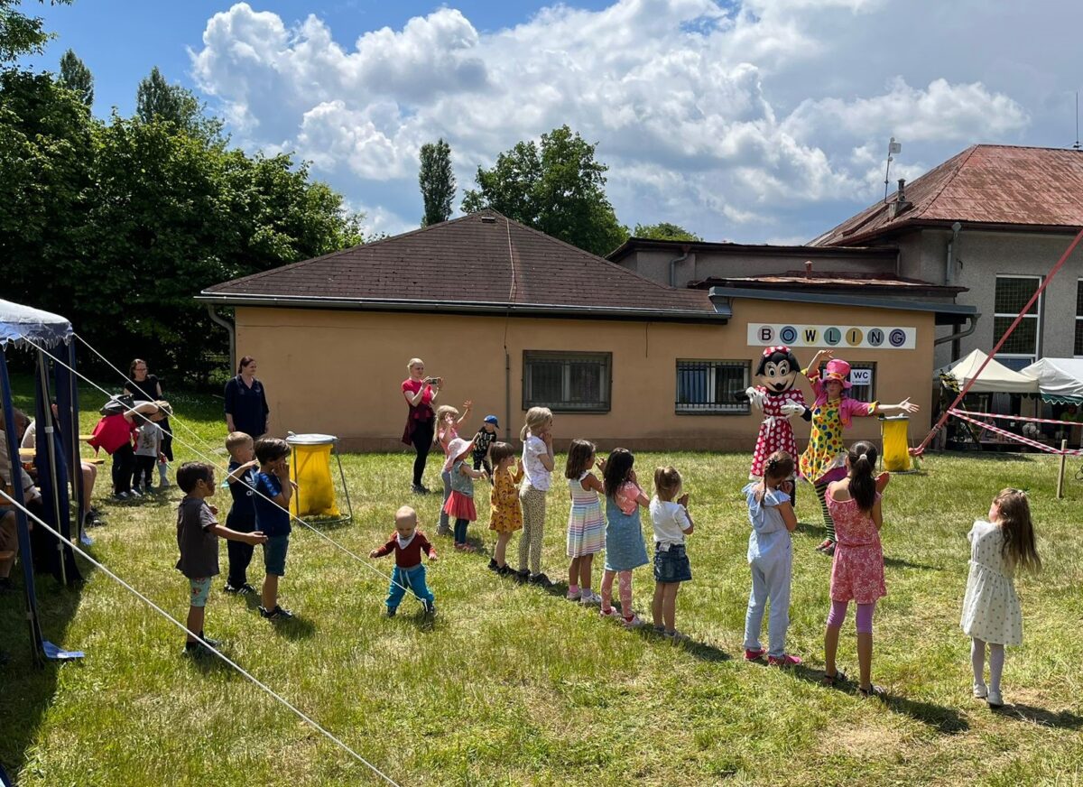 Hrající si děti na akci Den Loučky v minulých letech
