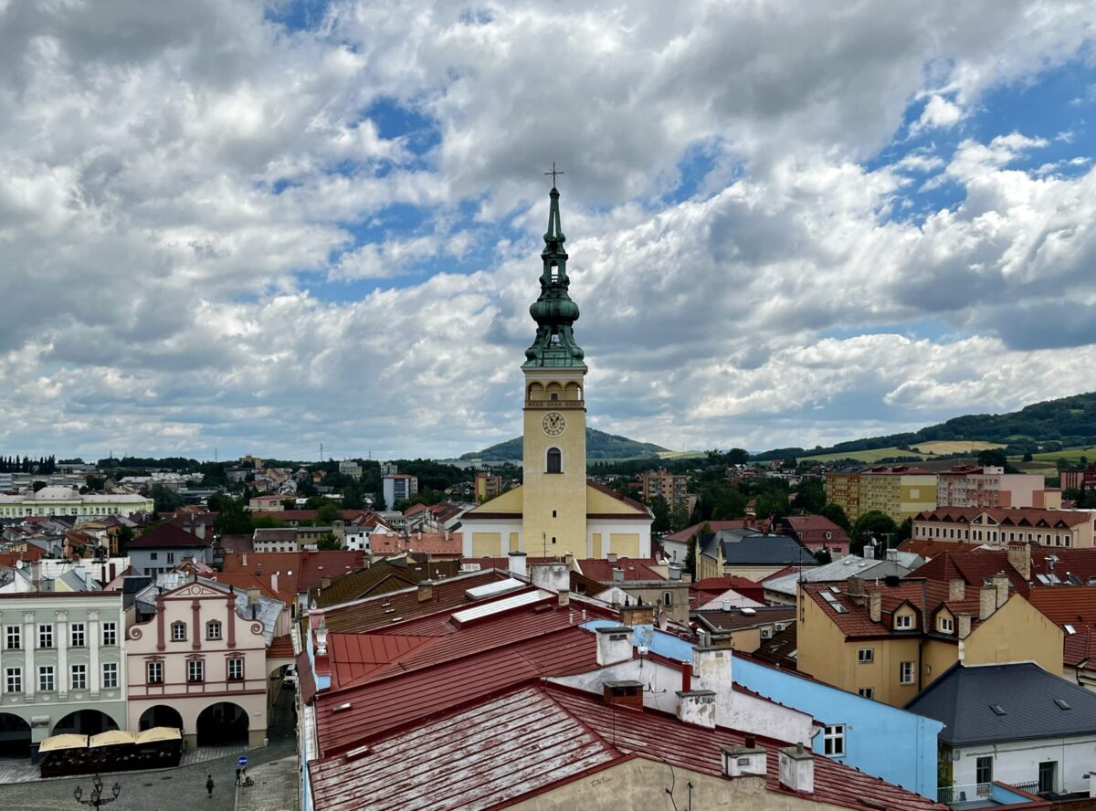 pohled na kostelní věž