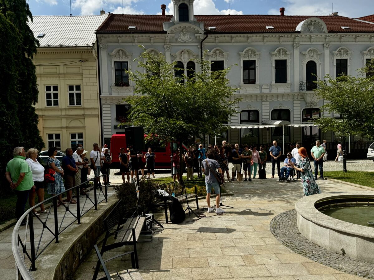 Lidé na nádvoří V. Havla
